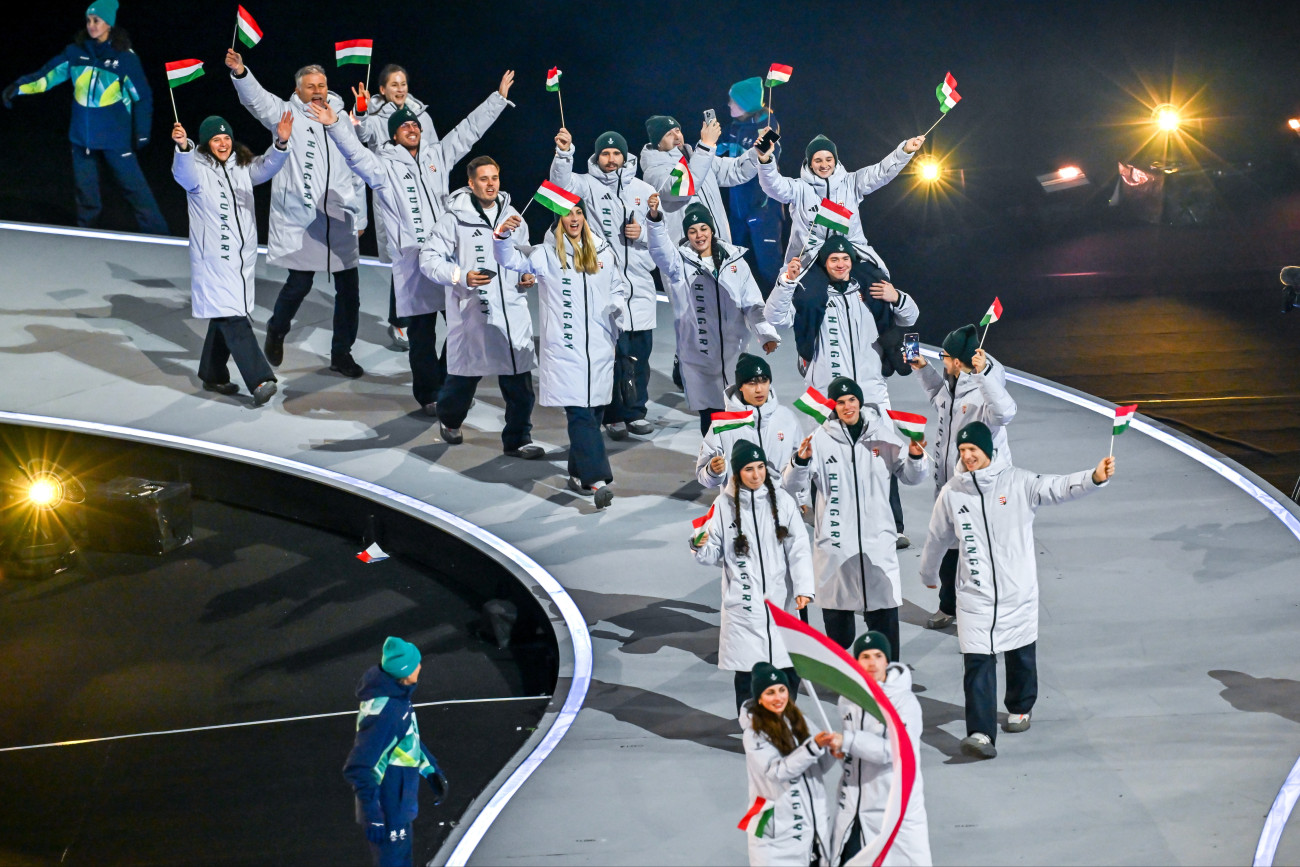 Milánó, 2026. február 6.
A magyar csapat érkezik a 2026-os milánói-cortinai téli olimpia megnyitóünnepségén a milánói San Siro Stadionban 2026. február 6-án.
MTI/Illyés Tibor