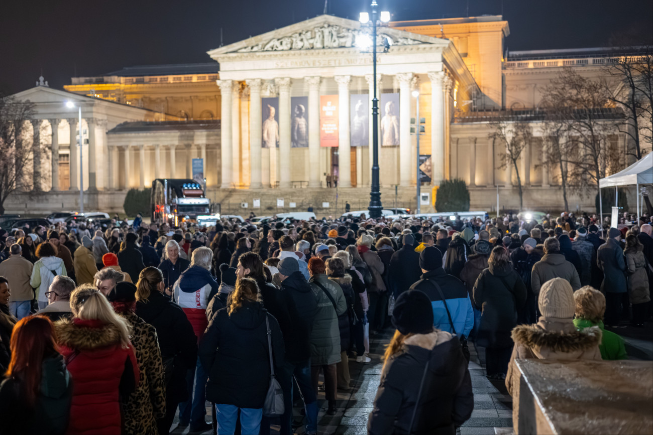 Budapest, 2026. február 6.
Az életének 79. évében elhunyt Fenyõ Miklós énekesre, dalszerzõre emlékeznek a Hõsök terén  2026. február 6-án.
MTI/Hatházi Tamás
