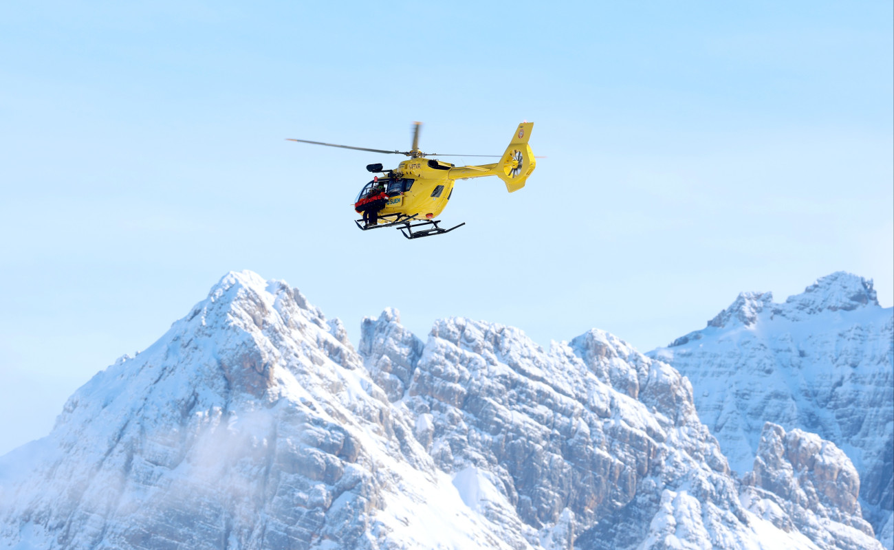 Cortina d'Ampezzo, 2026. február 8.
Mentõhelikopterrel szállítják kórházba az amerikai Lindsey Vonnt, miután az olimpiai és világbajnok sízõ bukott az alpesisízõk nõi lesiklás versenyszámában a 2026-os milánói-cortinai téli olimpián a Tofane Alpesi Sícentrumban, Cortina d'Ampezzóban 2026. február 8-án.
MTI/EPA/ANSA/Andrea Solero