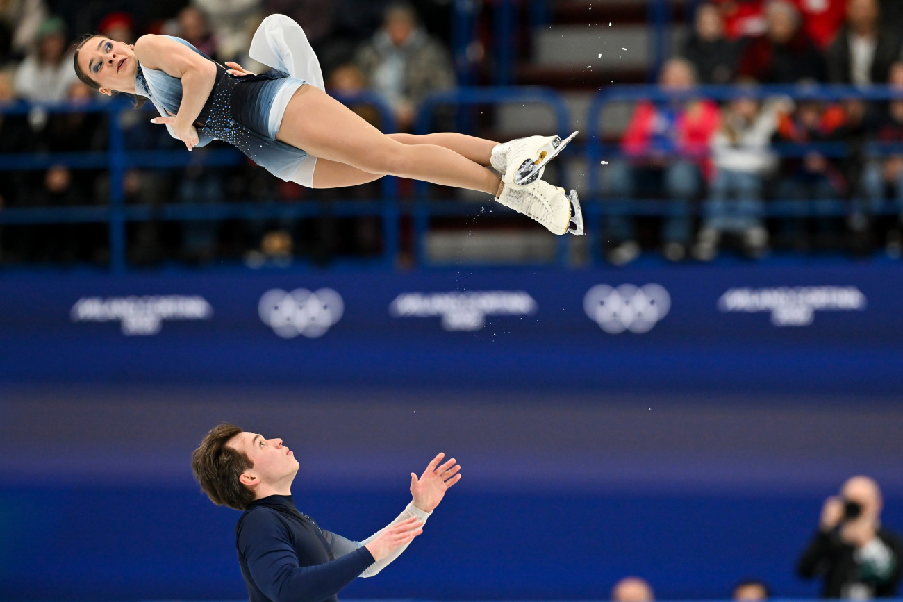Assago, 2026. február 16.
Pavlova Maria és Sviatchenko Alexei a kűrjét mutatja be a műkorcsolyázó párosok versenyében a 2026-os milánói-cortinai téli olimpián az assagói Forum di Milano sportarénában 2026. február 16-án.
MTI/Illyés Tibor