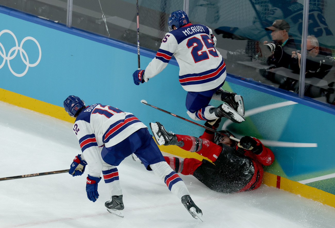Milánó, 2026. február 22.
Az amerikai Charlie McAvoy átugorja a kanadai Tom Wilsont a 2026-os milánói-cortinai téli olimpia férfi jégkorongtornájának döntõjében játszott Egyesült Államok-Kanada mérkõzésen Milánóban 2026. február 22-én.
MTI/EPA/Vu Hao
