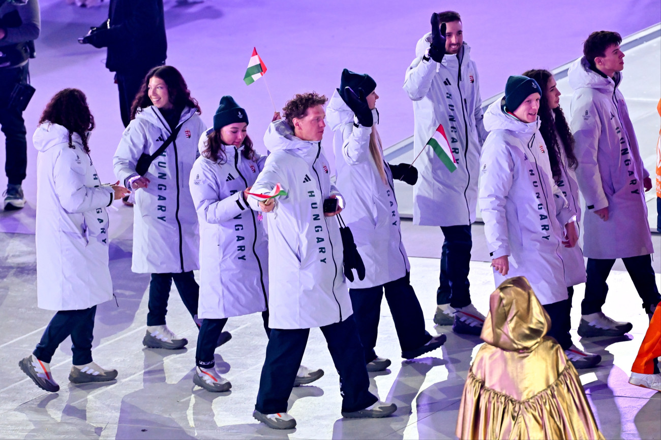 Verona, 2026. február 22.
A magyar csapat tagjai a 2026-os milánói-cortinai téli olimpia záróünnepségén a Verona Arénában 2026. február 22-én.
MTI/Illyés Tibor