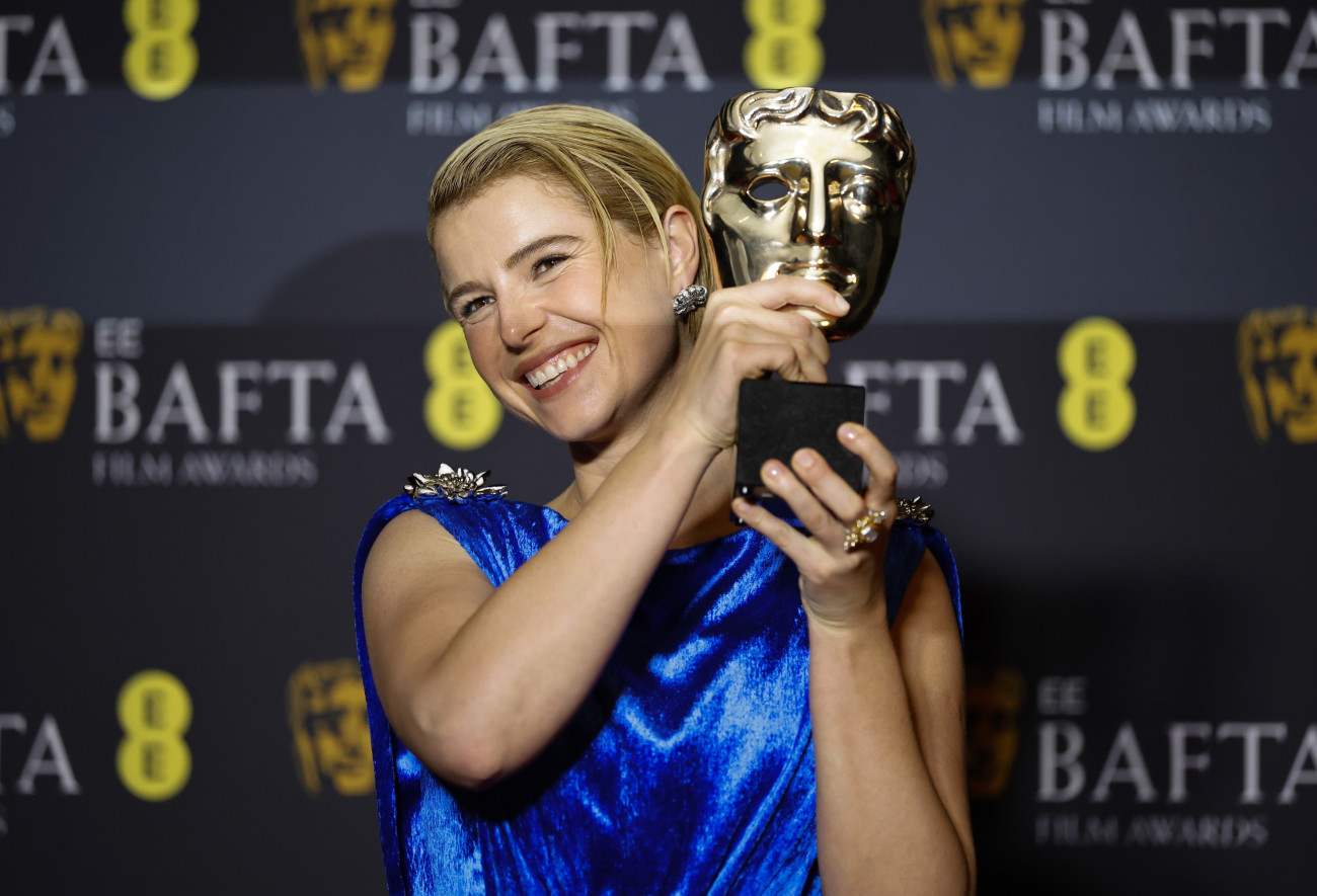 London, 2026. február 22.
Jessie Buckley ír színésznõ a legjobb nõi fõszerepért odaítélt elismeréssel, amelyet a Hamnet címû drámában nyújtott alakításáért vehetett át a Brit Film- és Televíziós Mûvészeti Akadémia (BAFTA) díjkiosztó ünnepségén a Royal Festival Hall londoni rendezvényteremben 2026. február 22-én.
MTI/EPA/Tolga Akmen