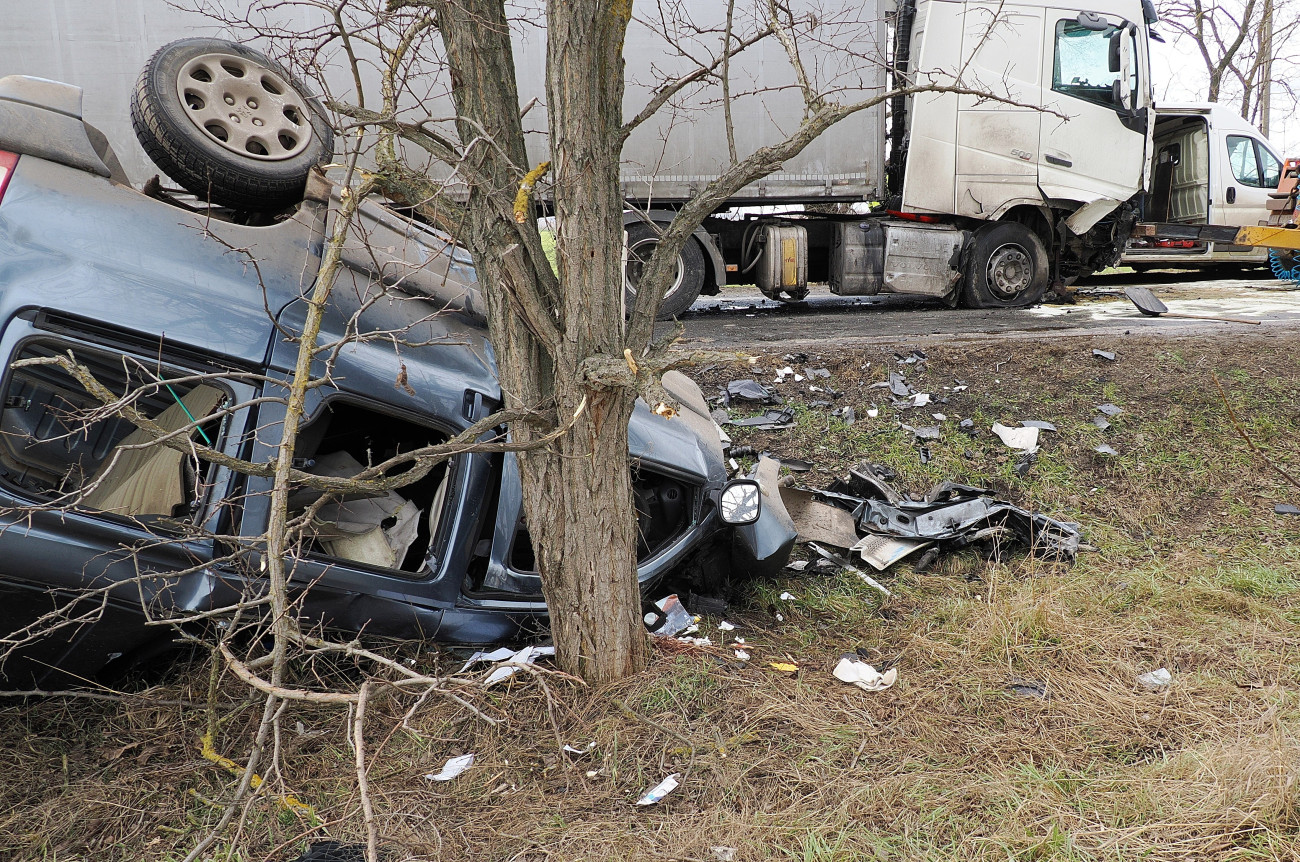 Szalkszentmárton, 2026. február 23.
Ütközésben összeroncsolódott személyautó és kamion az 51-es fõúton Szalkszentmárton határában 2026. február 23-án. A személygépkocsi vezetõje a fõút 64. kilométerénél eddig ismeretlen okból áttért a szemközti sávba, ahol frontálisan ütközött a szembõl érkezõ teherautóval. A személyautó vezetõje a helyszínen belehalt sérüléseibe.
MTI/Donka Ferenc
