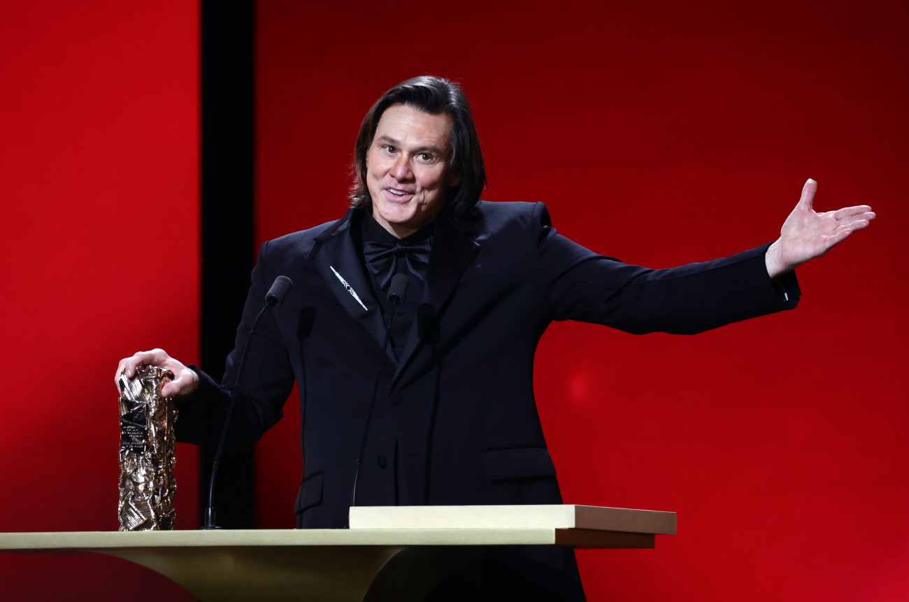 Párizs, 2026. február 26.
Jim Carrey kanadai színész a tiszteletbeli életmûdíjával a Filmmûvészeti és -technikai Akadémia César-díjainak 51. átadási ünnepségén a párizsi Olympia hangversenycsarnokban 2026. február 26-án.
MTI/EPA/Teresa Suárez