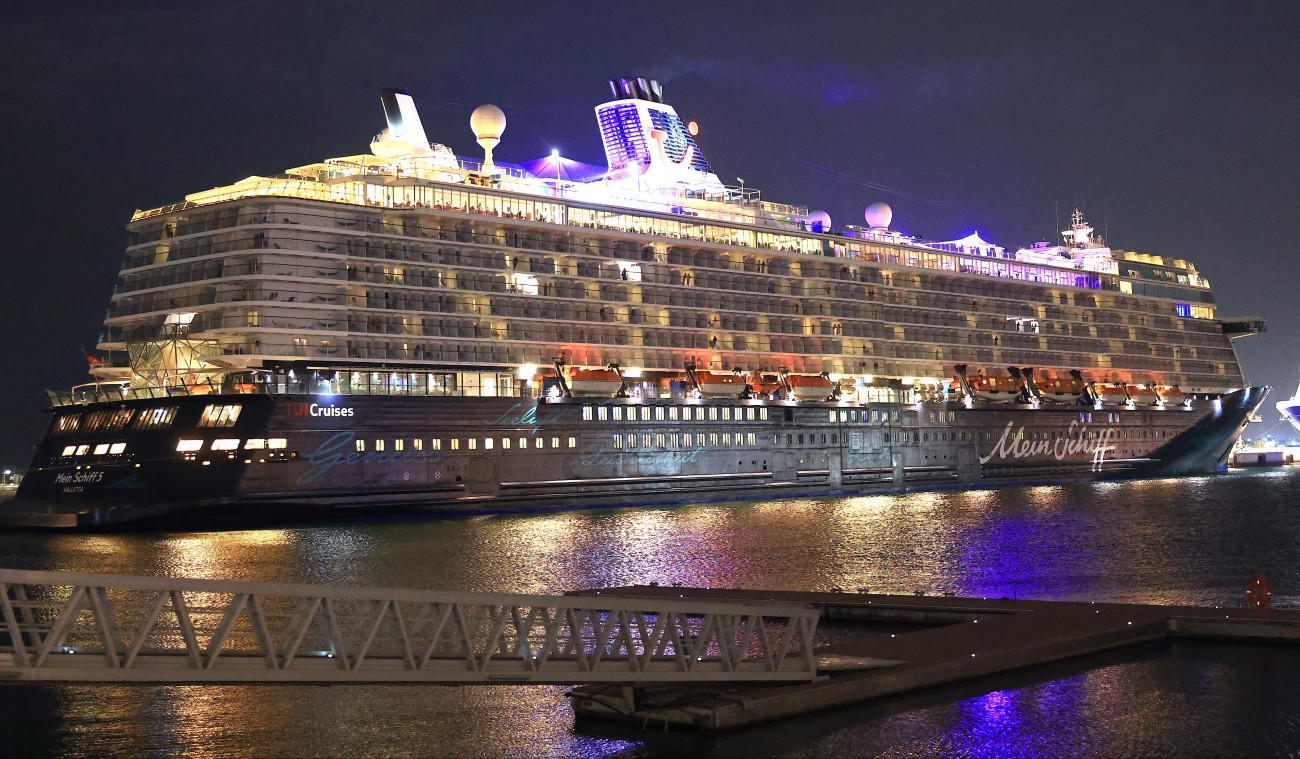 Doha, 2026. március 2.
A Tui német idegenforgalmi vállalat Mein Schiff 5 óceánjárója az esetleges iráni rakétatámadások miatt elrendelt zárlat miatt a dohai kikötõben vesztegel 2026. március 2-án, két nappal az Irán elleni amerikai-izraeli háború kezdete után.
MTI/EPA/Hannibal Hanschke