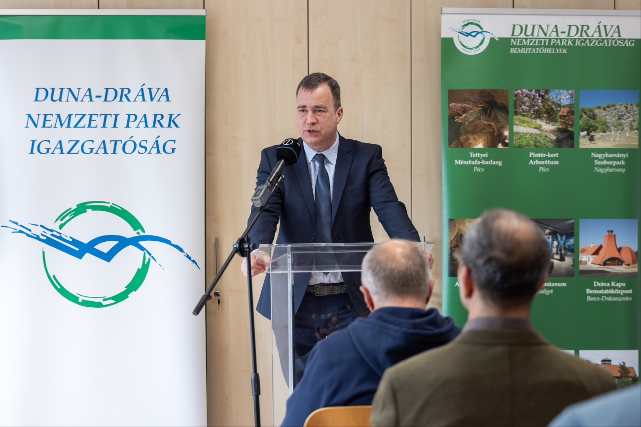 Pécs, 2026. március 4.
Rácz András, az Agrárminisztérium természetvédelemért felelõs államtitkára beszédet mond a Barlangoljunk! - március a barlangok hónapja címû kezdeményezés nyitórendezvényén Pécsen 2026. március 4-én.
MTI/Ruprech Judit