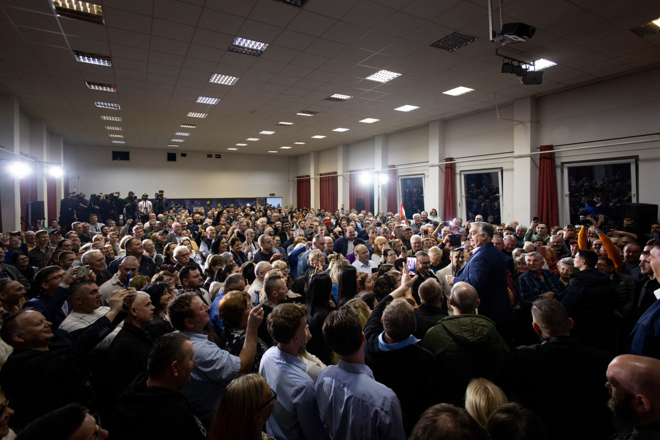 Pásztó, 2026. március 5.
A Miniszterelnöki Kommunikációs Fõosztály által közreadott képen Orbán Viktor miniszterelnök, a Fidesz elnöke beszédet mond országjárásának pásztói állomásán 2026. március 5-én.
MTI/Miniszterelnöki Kommunikációs Fõosztály/Fischer Zoltán
