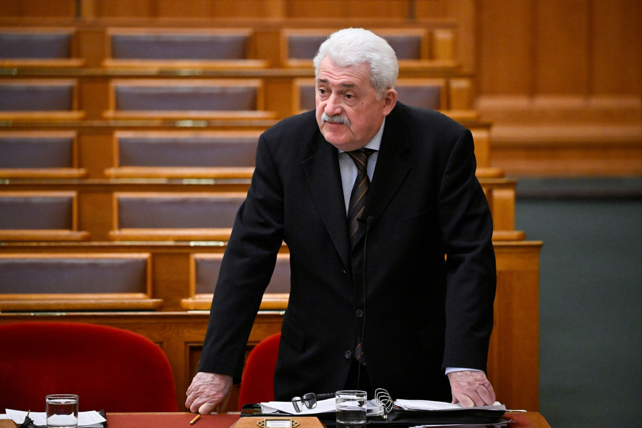 Budapest, 2026. március 10.
Fónagy János, a Nemzetgazdasági Minisztérium parlamenti államtitkára napirend elõtti felszólalásra válaszol az Országgyûlés plenáris ülésén 2026. március 10-én.
MTI/Hegedüs Róbert