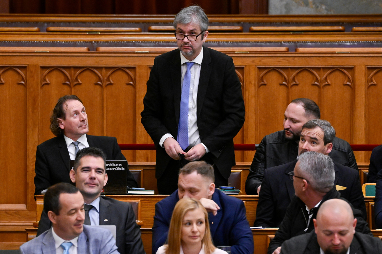 Budapest, 2026. március 10.
Hadházy Ákos független képviselõ felszólal a mentelmi jogáról tartott szavazás elõtt az Országgyûlés plenáris ülésén 2026. március 10-én.
MTI/Hegedüs Róbert