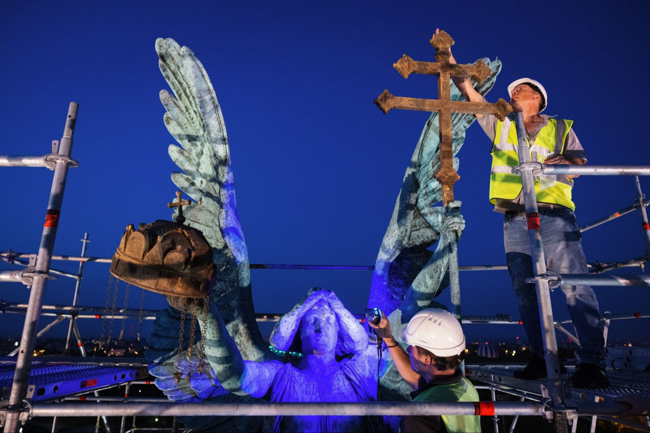 Sajnos csak szakműhelyben lehet helyreállítani Gábriel Arkangyal szobrát.