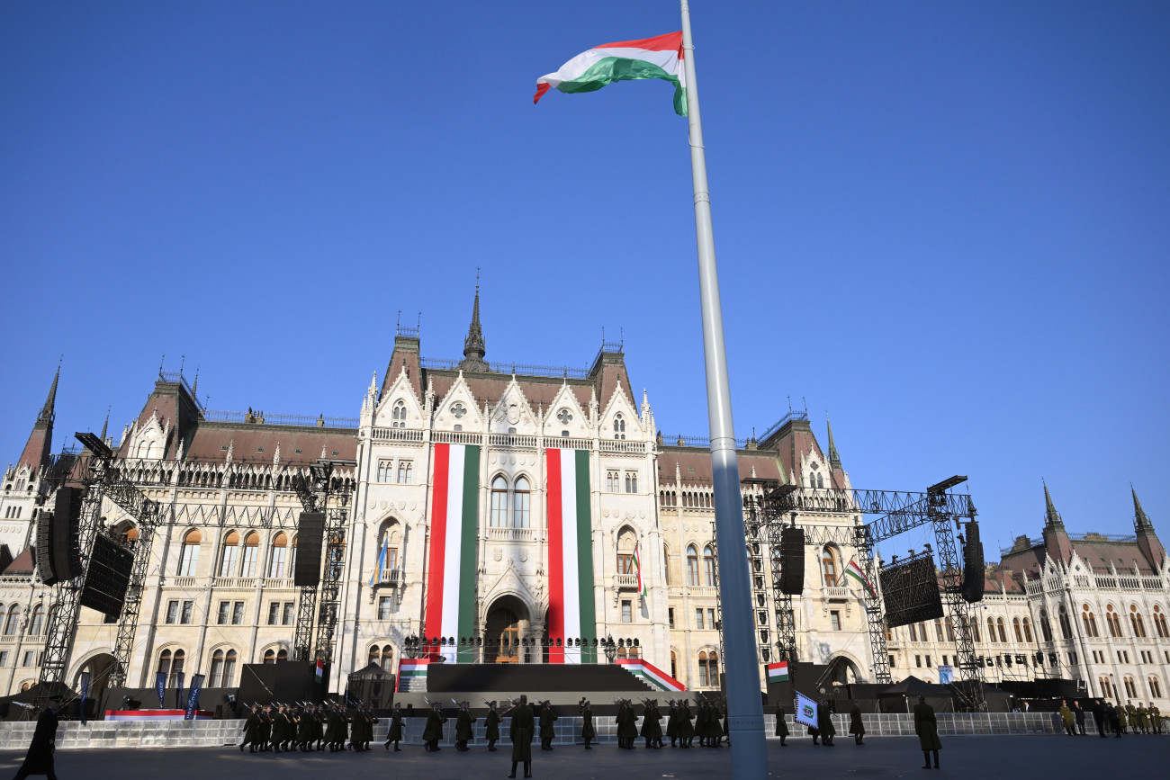 Budapest, 2026. március 15.
Katonai tiszteletadás mellett felvonják a nemzeti lobogót az 1848-49-es forradalom és szabadságharc 178. évfordulóján az Országház elõtti Kossuth Lajos téren 2026. március 15-én.
MTI/Bruzák Noémi