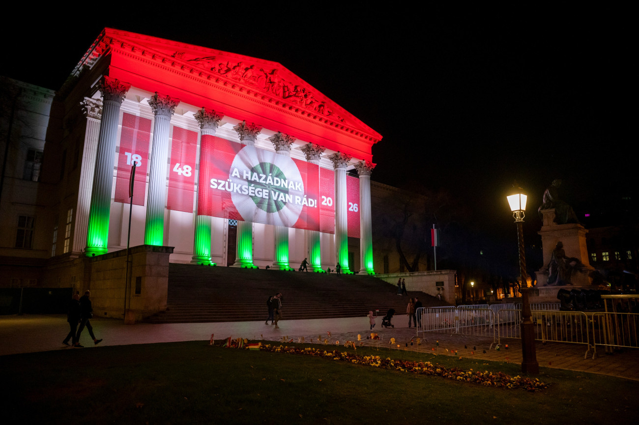 Budapest, 2026. március 14.
Ünnepi fényfestés a Magyar Nemzeti Múzeum homlokzatán a március 15-i nemzeti ünnep elõestéjén, 2026. március 14-én.
MTI/Balogh Zoltán