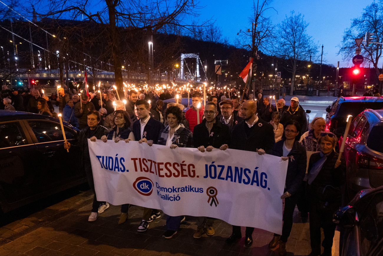 Budapest, 2026. március 14.
A Demokratikus Koalíció (DK) fáklyás vonulása a Március 15. téren 2026. március 14-én. Elöl középen Dobrev Klára, a DK elnöke. 
MTI/Kocsis Zoltán