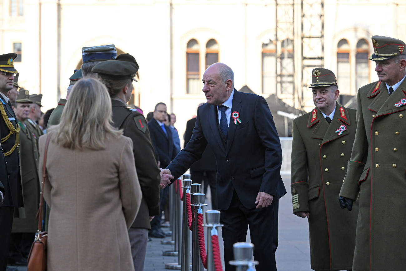 Budapest, 2026. március 15.
Sulyok Tamás köztársasági elnök (k) a nemzeti lobogó ünnepélyes felvonásán az 1848-49-es forradalom és szabadságharc 178. évfordulóján az Országház elõtti Kossuth Lajos téren 2026. március 15-én. Jobbról Kun Szabó István vezérõrnagy, az államfõ fõhadsegédje (j) és Böröndi Gábor vezérezredes, a Honvéd Vezérkar fõnöke.
MTI/Bruzák Noémi