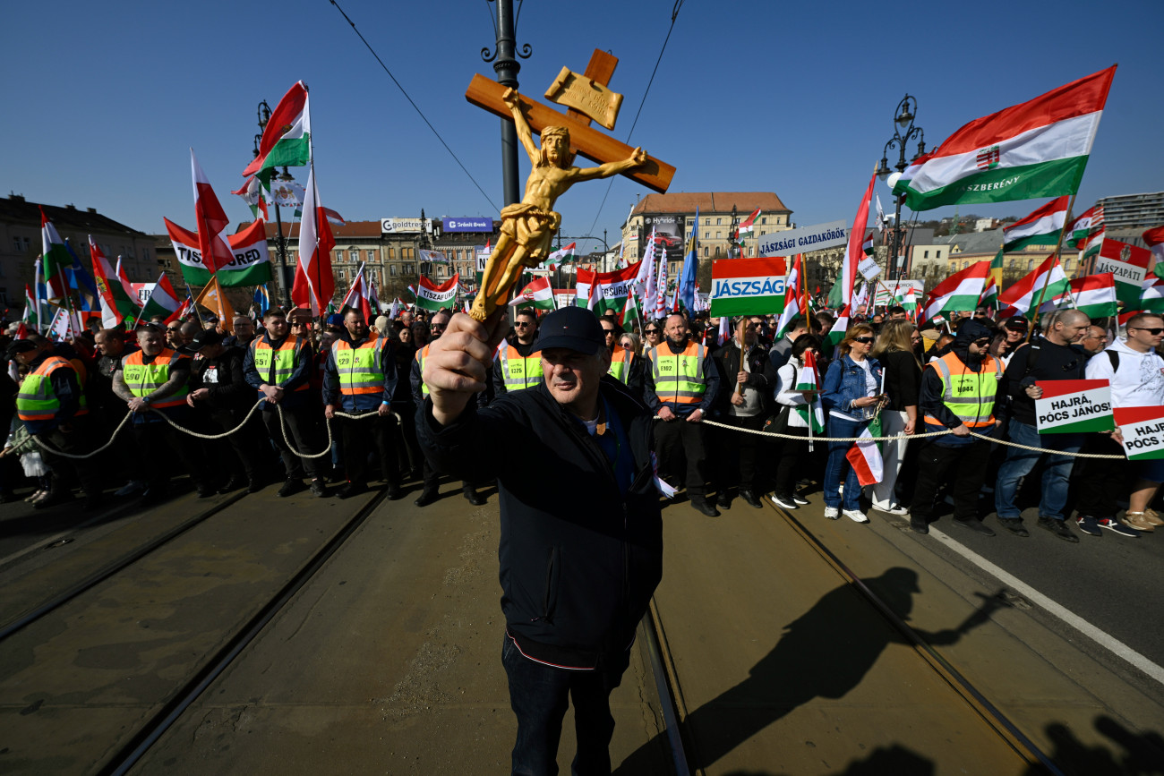 Budapest, 2026. március 15.
A Civil Összefogás Fórum - Civil Összefogás Közhasznú Alapítvány (CÖF-CÖKA) Békemenetének résztvevõi gyülekeznek a Margit hídon az 1848-49-es forradalom és szabadságharc kitörésének évfordulóján 2026. március 15-én.
MTI/Hegedüs Róbert