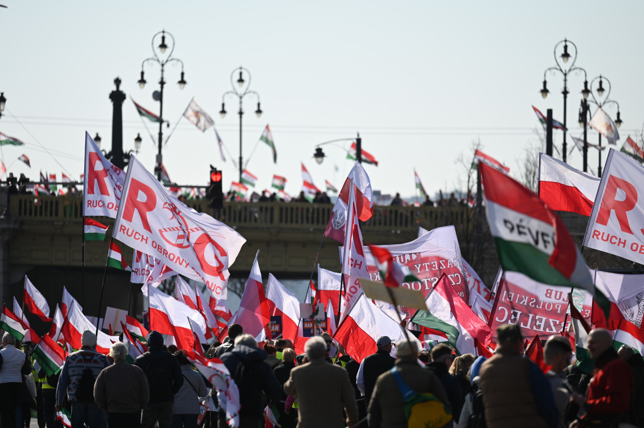 Budapest, 2026. március 15.
A Civil Összefogás Fórum - Civil Összefogás Közhasznú Alapítvány (CÖF-CÖKA) Békemenetének résztvevõi gyülekeznek a Margit hídnál az 1848-49-es forradalom és szabadságharc kitörésének évfordulóján 2026. március 15-én.
MTI/Balogh Zoltán