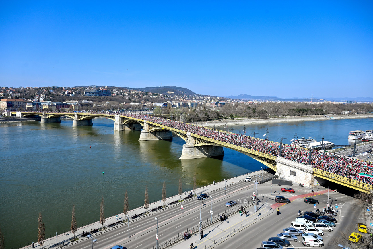 Budapest, 2026. március 15.
A Civil Összefogás Fórum - Civil Összefogás Közhasznú Alapítvány (CÖF-CÖKA) Békemenetének résztvevõi a Margit hídon az 1848-49-es forradalom és szabadságharc kitörésének évfordulóján 2026. március 15-én.
MTI/Máthé Zoltán