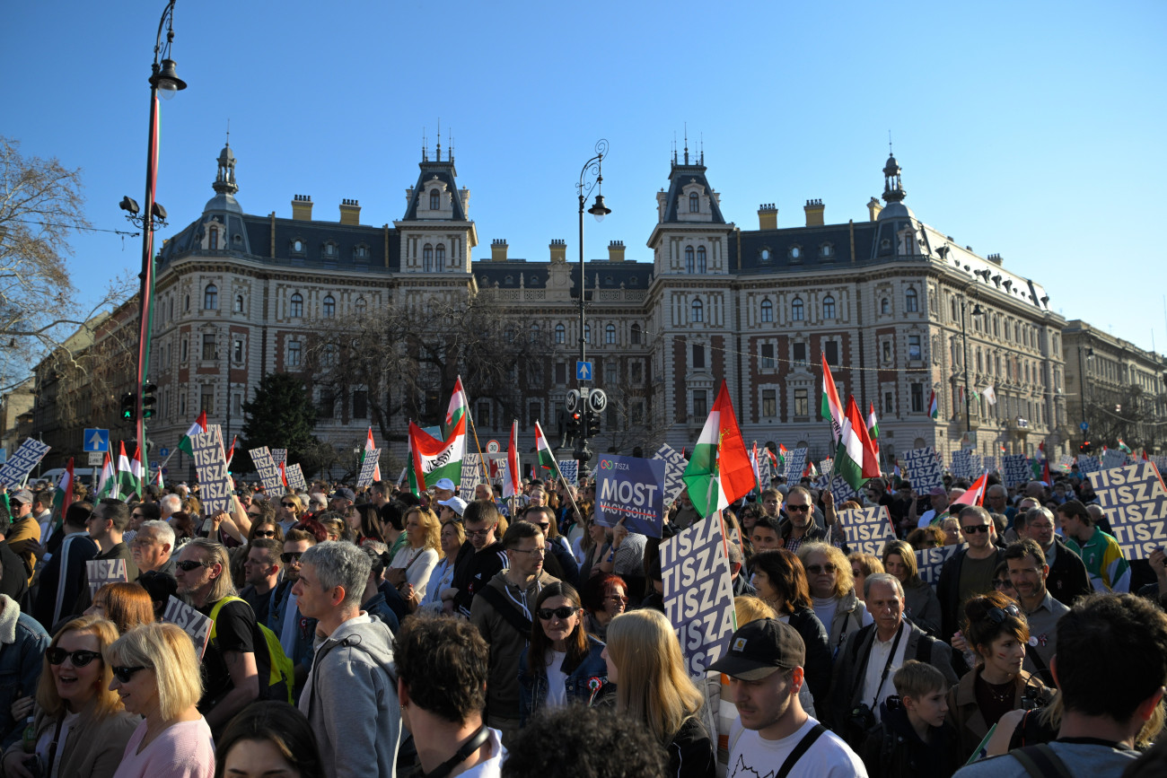 Budapest, 2026. március 15.
Résztvevõk vonulnak a Tisza Párt Nemzeti Menet címmel megrendezett ünnepségén az Andrássy úton az 1848-49-es forradalom és szabadságharc kitörésének évfordulóján 2026. március 15-én.
MTI/Purger Tamás