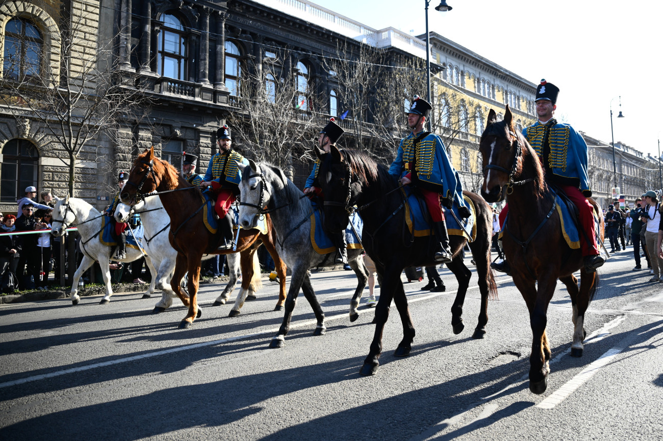 Budapest, 2026. március 15.
Huszárok vonulnak a Tisza Párt Nemzeti Menet címmel megrendezett ünnepségén az Andrássy úton az 1848-49-es forradalom és szabadságharc kitörésének évfordulóján 2026. március 15-én.
MTI/Bodnár Boglárka