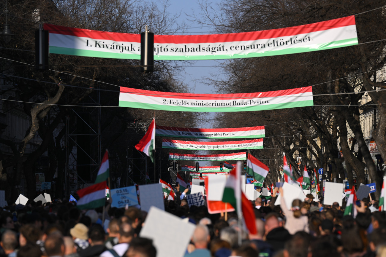 Budapest, 2026. március 15.
Résztvevõk vonulnak a Tisza Párt Nemzeti Menet címmel megrendezett ünnepségén az Andrássy úton az 1848-49-es forradalom és szabadságharc kitörésének évfordulóján 2026. március 15-én.
MTI/Czeglédi Zsolt