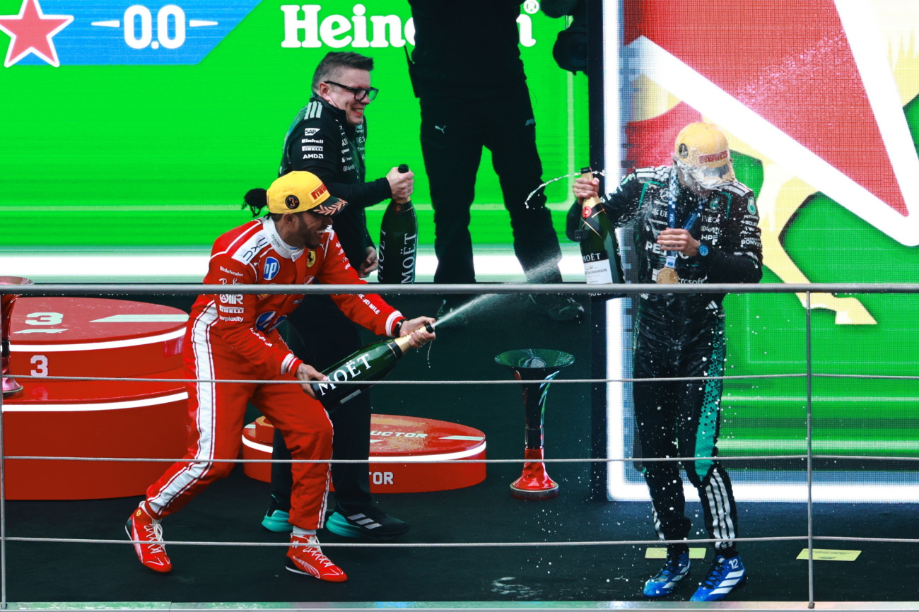 Forrás: Kimi Antonelli és Lewis Hamilton ünnepel - MTI/EPA/Alex Plavevski