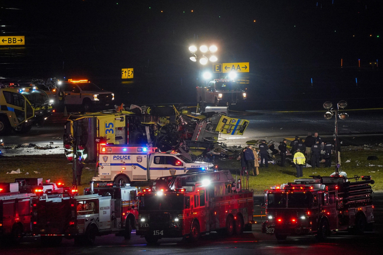 New York, 2026. március 23.
Oldalára borult tûzoltóautó 2026. március 23-án hajnalban, miután az Air Canada kandai légitársaság egyik gépe 72 utassal és négyfõnyi személyzettel a fedélzetén leszállás után a jármûnek ütközött a New York-i LaGuardia Repülõtéren.
MTI/AP/Ryan Murphy
