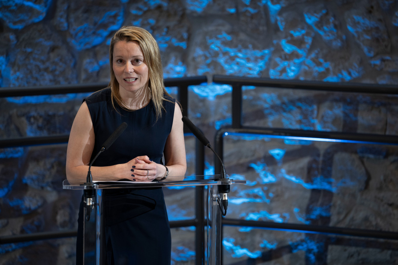 Budapest, 2026. március 24.
Gorácz Anikó, a Hitel Kiadó ügyvezetõ igazgatója beszédet mond a Levelek Orbán Viktorhoz címû kötet bemutatóján a Lónyay-Hatvany-villában 2026. március 24-én. A Hitel Kiadó és a Batthyány Lajos Alapítvány gondozásában megjelent, képekkel gazdagon illusztrált, az 1998 és 2025 közötti idõszakot felölelõ könyv mintegy száz politikus, közéleti személy, tudós, mûvész és sportoló levelét tartalmazza.
MTI/Lakatos Péter