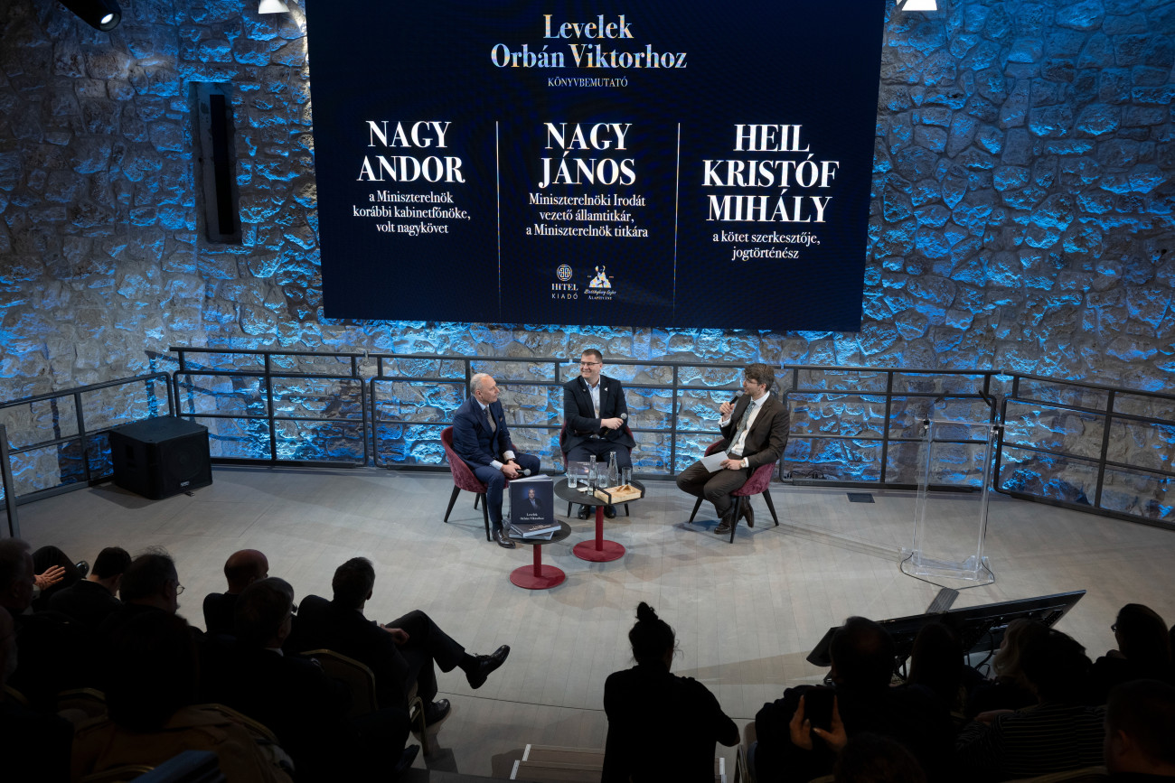 Budapest, 2026. március 24.
Nagy János, a Miniszterelnöki Irodát vezetõ államtitkár (k), Nagy Andor, a miniszterelnök korábbi kabinetfõnöke, volt nagykövet (b) és Heil Kristóf Mihály jogtörténész, a kötet szerkesztõje, a beszélgetés vezetõje (j) pódiumbeszélgetésen a Levelek Orbán Viktorhoz címû kötet bemutatóján a Lónyay-Hatvany-villában 2026. március 24-én. A Hitel Kiadó és a Batthyány Lajos Alapítvány gondozásában megjelent, képekkel gazdagon illusztrált, az 1998 és 2025 közötti idõszakot felölelõ könyv mintegy száz politikus, közéleti személy, tudós, mûvész és sportoló levelét tartalmazza.
MTI/Lakatos Péter