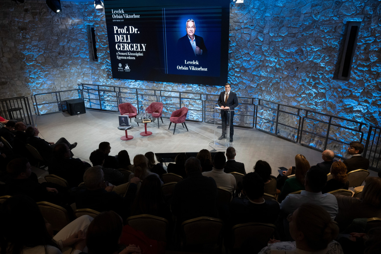 Budapest, 2026. március 24.
Deli Gergely, a Nemzeti Közszolgálati Egyetem rektora beszédet mond a Levelek Orbán Viktorhoz címû kötet bemutatóján a Lónyay-Hatvany-villában 2026. március 24-én. A Hitel Kiadó és a Batthyány Lajos Alapítvány gondozásában megjelent, képekkel gazdagon illusztrált, az 1998 és 2025 közötti idõszakot felölelõ könyv mintegy száz politikus, közéleti személy, tudós, mûvész és sportoló levelét tartalmazza.
MTI/Lakatos Péter