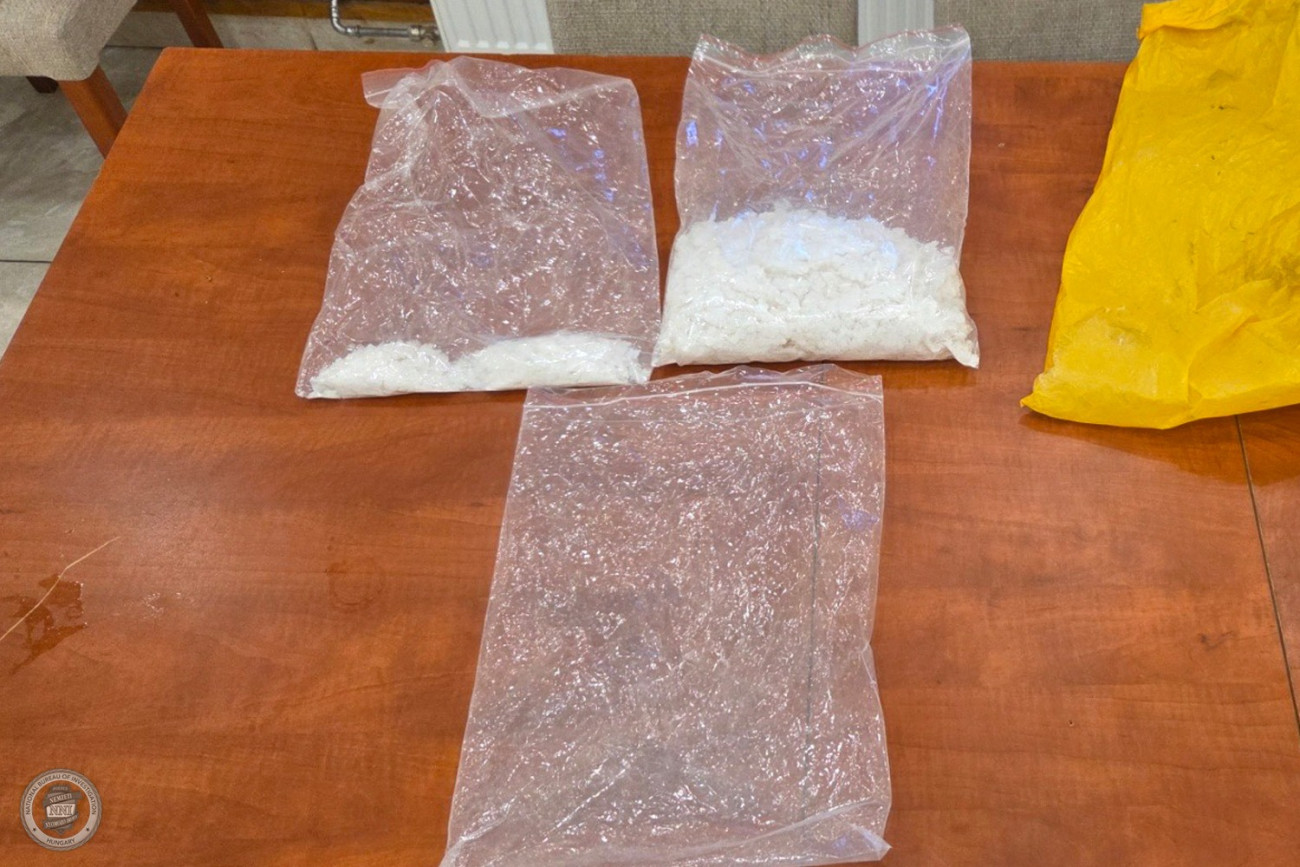 A rendőrség által Kömlőn lefoglalt kábítószer-gyanús anyag. Forrás: Police.hu