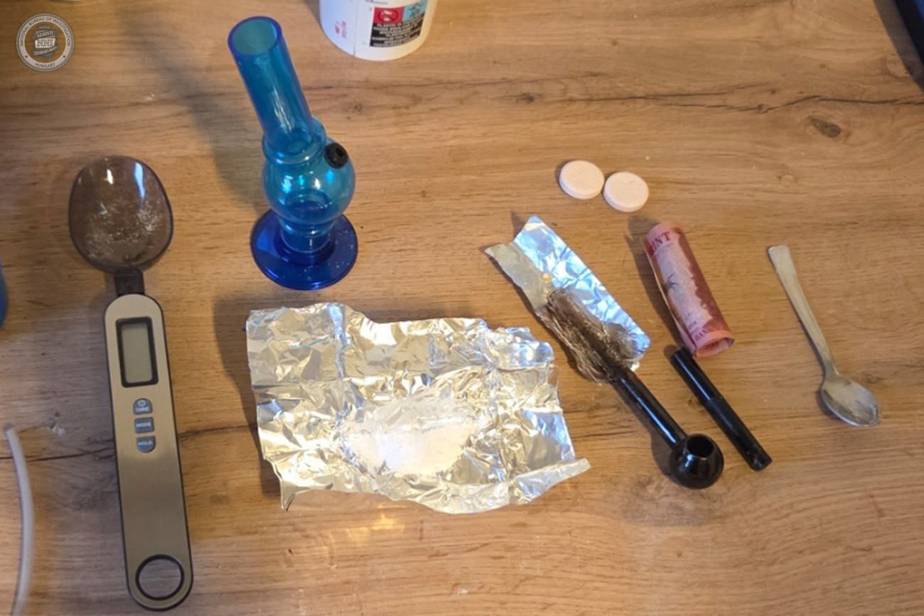 A Kömlői rajtaütés során lefoglalt, kábítószer-kiméréshez és fogyasztáshoz használt eszközök. Forrás: Police.hu