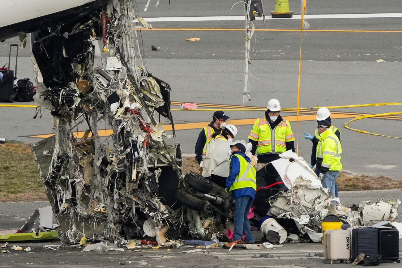 New York, 2026. március 25.
Szakértõk vizsgálják az Air Canada kanadai légitársaság repülõgépének roncsát 2026. március 25-én, három nappal azután, hogy 72 utassal és négyfõnyi személyzettel a fedélzetén leszállás után egy tûzoltóautónak ütközött a New York-i LaGuardia Repülõtéren. A balesetben a két pilóta életét vesztette, 41 embert keleltt kórházba vinni.
MTI/AP/Yuki Iwamura