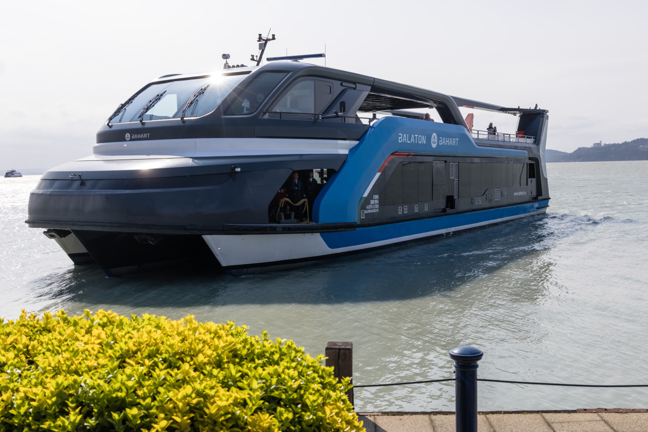 A Balaton katamarán érkezik a 180. hajózási szezon megnyitójára Balatonfürednél 2026. március 28-án. Kép: MTI/Katona Tibor