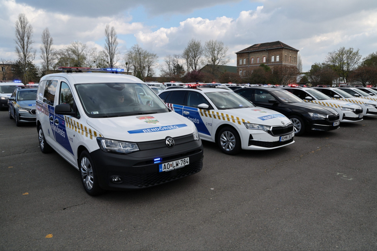 Összesen 269 új járművel bővült a rendőrség és a Nemzeti Bűnmegelőzési Tanács gépjárműparkja, az autókat ünnepélyes keretek között adták át szerdán a Készenléti Rendőrség Kerepesi úti objektumában.