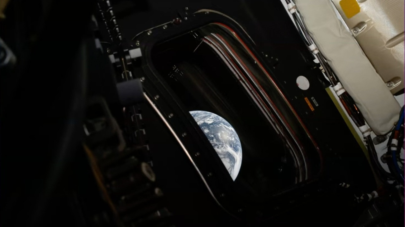 Világûr, 2026. április 3.
Az amerikai ûrkutatási vállalat, a NASA által közreadott, az Artemis II küldetés egyik amerikai tagja, Reid Wiseman által az Orion ûrhajó fedélzetérõl készített kép a Földrõl 2026. április 3-án, egy nappal a fellövésük után. A küldetés célja, hogy az alacsony Föld körüli pályát elsõként túllépve tíznapos ûrutazás alatt megkerüljék a Holdat.
MTI/AP/NASA