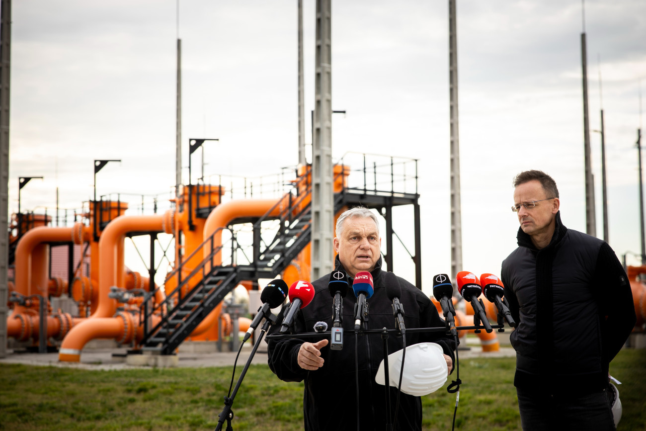 Kiskundorozsma, 2026. április 6.
A Miniszterelnöki Kommunikációs Fõosztály által közreadott képen Orbán Viktor miniszterelnök (b) a Kiskundorozsmán lévõ gázellátó állomásnál tartott rendkívüli sajtótájékoztatóján 2026. április 6-án. Mellette Szijjártó Péter külgazdasági és külügyminiszter. A kormányfõ személyesen gyõzõdött meg a Török Áramlat gázvezeték magyarországi szakaszának elõzõ nap elrendelt megerõsített katonai védelmérõl.
MTI/Miniszterelnöki Kommunikációs Fõosztály/Fischer Zoltán