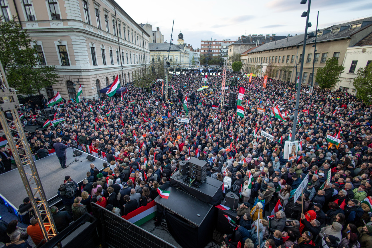 Debrecen, 2026. április 9.
A Miniszterelnöki Kommunikációs Fõosztály által közreadott képen Orbán Viktor miniszterelnök, a Fidesz elnöke (b) országjárásának debreceni állomásán, a Dósa Nándor téren 2026. április 9-én.
MTI/Miniszterelnöki Kommunikációs Fõosztály/Fischer Zoltán