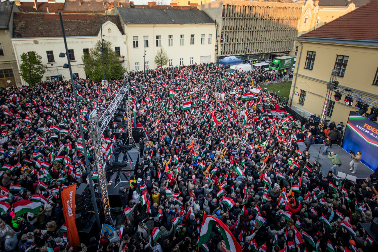 Debrecen, 2026. április 9.
A Miniszterelnöki Kommunikációs Fõosztály által közreadott képen Orbán Viktor miniszterelnök, a Fidesz elnöke (j) országjárásának debreceni állomásán, a Dósa Nándor téren 2026. április 9-én.
MTI/Miniszterelnöki Kommunikációs Fõosztály/Fischer Zoltán