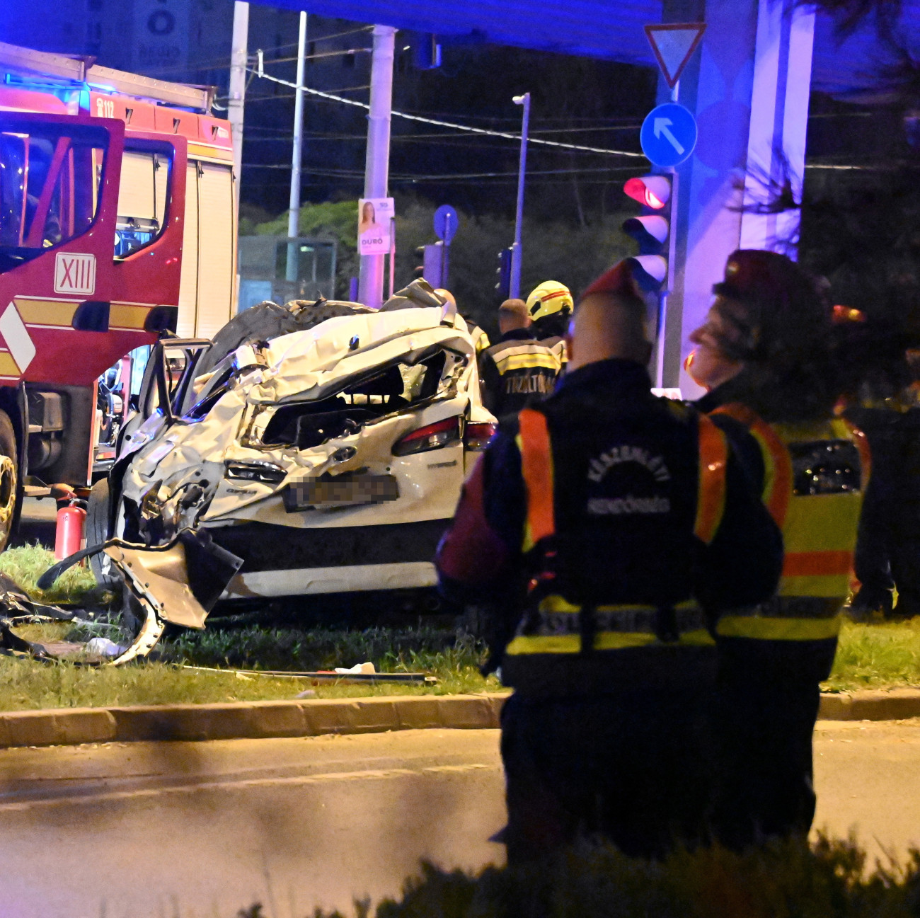 Budapest, 2026. április 11.
Összeroncsolódott személygépkocsi Budapesten, a Váci út és a Róbert Károly körút keresztezõdésében lévõ felüljárón 2026. április 10-én, éjfél elõtt. A Göncz Árpád városközpontnál lévõ felüljárón öt autó ütközött, a balesetben az egyik jármû lezuhant a felüljáróról. A helyszínen egy ember életét vesztette, egy másik a kórházba szállítása során hunyt el, négyen megsérültek.
MTI/Mihádák Zoltán