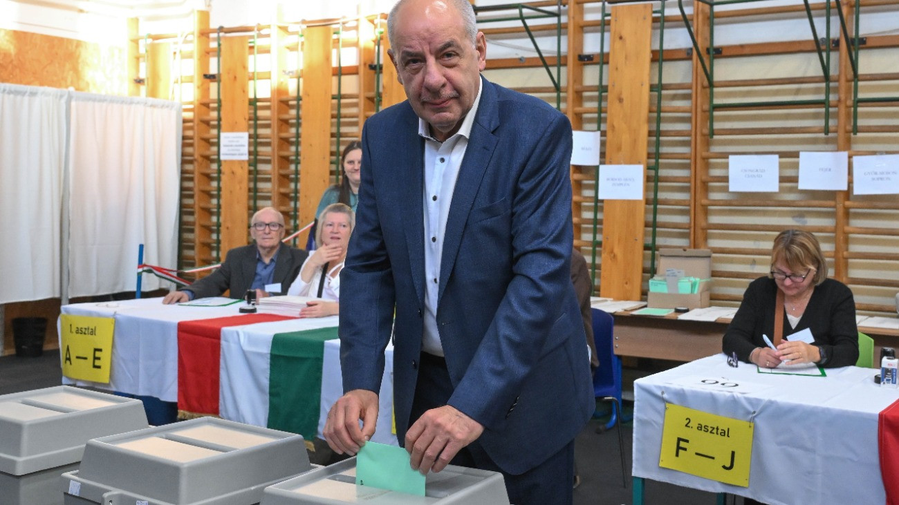 Budapest, 2026. április 12.
Sulyok Tamás köztársasági elnök leadja szavazatát az országgyûlési választáson Budapesten, a Németvölgyi Általános Iskolában kialakított szavazókörben 2026. április 12-én.
MTI/Bruzák Noémi