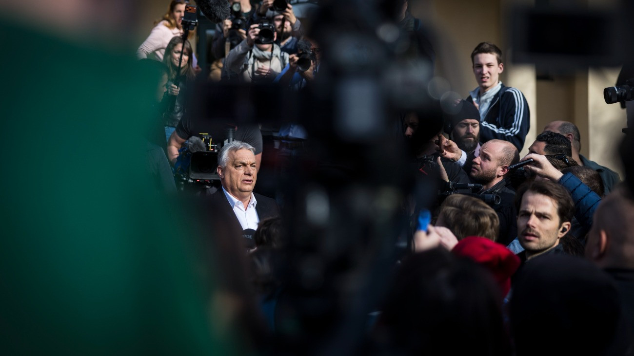 Budapest, 2026. április 12.
A Miniszterelnöki Kommunikációs Fõosztály által közreadott képen Orbán Viktor miniszterelnök, a Fidesz elnöke nyilatkozik, miután leadta szavazatát az országgyûlési választáson Budapesten, a Zugligeti Általános Iskolában kialakított szavazókörben 2026. április 12-én.
MTI/Miniszterelnöki Kommunikációs Fõosztály/Kaiser Ákos