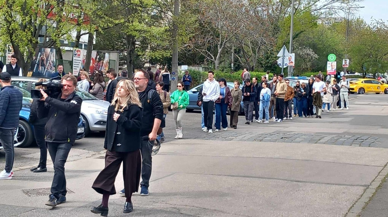 Komoly sorok választásra várva.