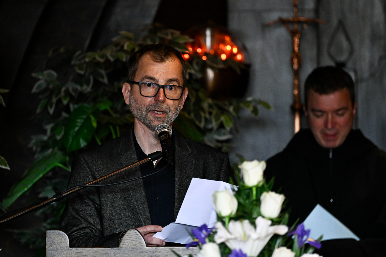 Budapest, 2026. április 16.
Grecsó Krisztián, költõ, író beszédet mond Nádasdy Ádám tanár, nyelvész, költõ, mûfordító búcsúztatásán a Farkasréti temetõben 2026. április 16-án. Nádasdy Ádám, az Eötvös Loránd Tudományegyetem professor emeritusa, a Széchenyi Irodalmi és Mûvészeti Akadémia és a Digitális Irodalmi Akadémia tagja, a Magvetõ Könyvkiadó szerzõje március 29-én, 79 éves korában hunyt el.
MTI/Hegedüs Róbert