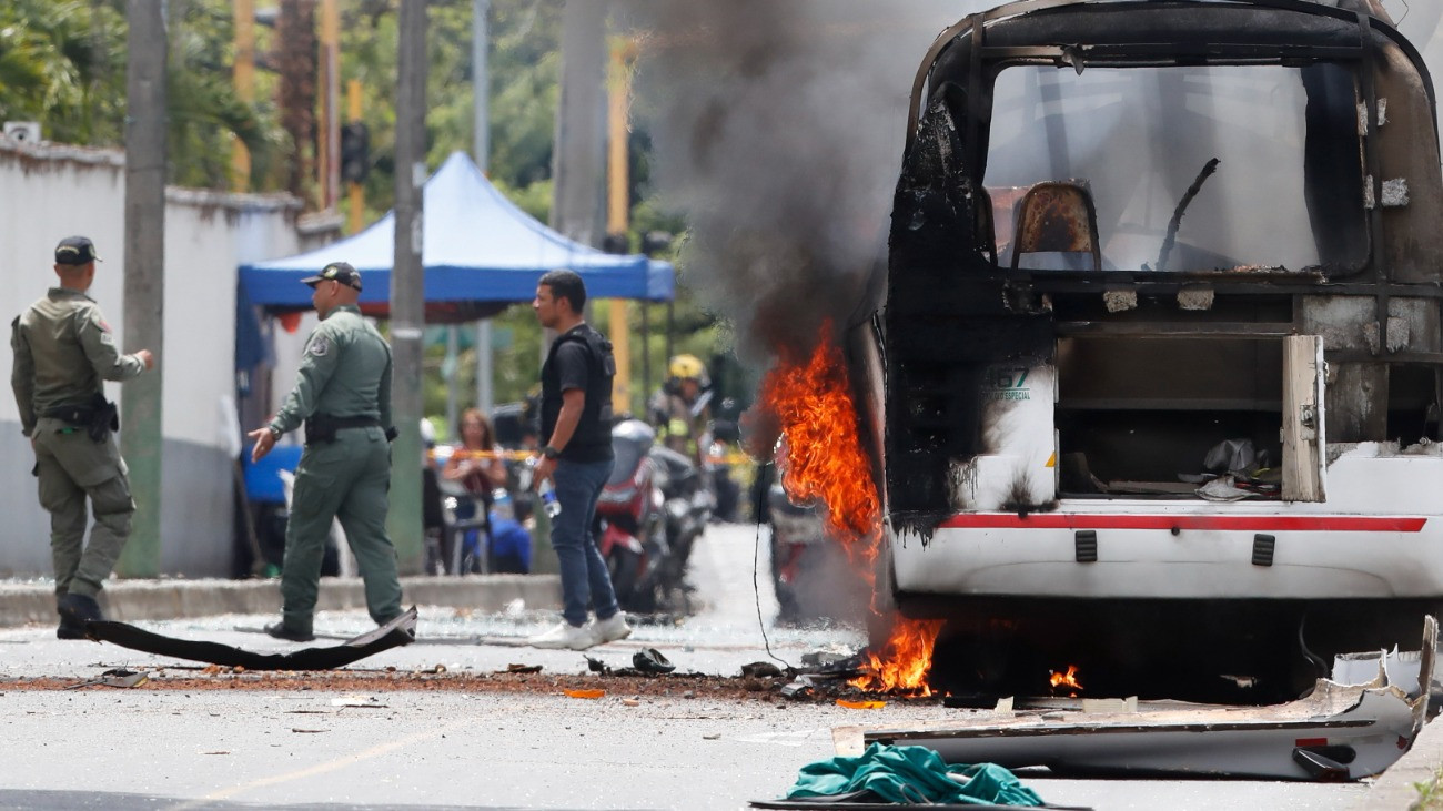 Cali, 2026. április 24.
Kisbusz lángol a helyszínen 2026. április 24-én, miután egy jármûben elhelyezett pokolgép robbant a kolumbiai hadsereg cali támaszpontja elõtt. A hadsereg feltételezi, hogy a Kolumbiai Forradalmi Fegyveres Erõk (FARC) nevû gerillaszervezetbõl kivált, a békeszerzõdést ellenzõ csoport hajtotta végre az egy sebesült áldozatot követelõ támadást.
MTI/EPA/EFE/Ernesto Guzmán Jr.