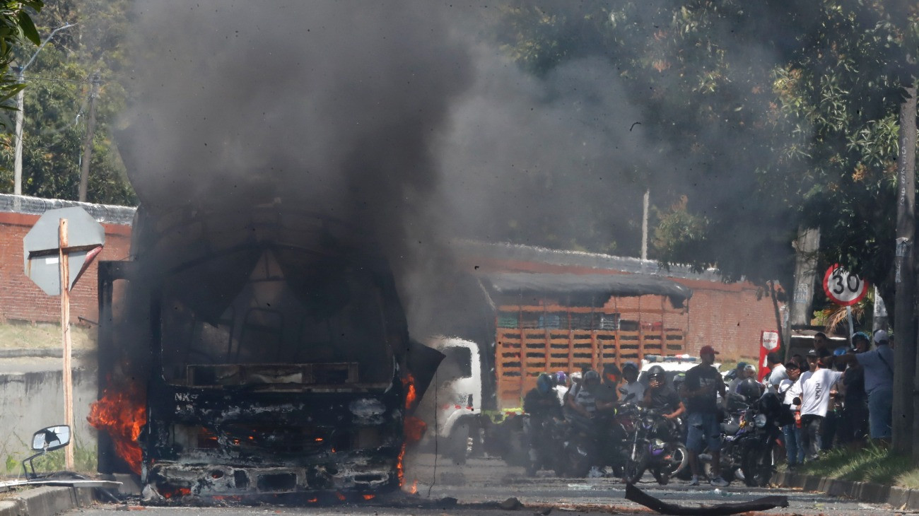 Cali, 2026. április 24.
Kisbusz ég sûrû füsttel a helyszínen 2026. április 24-én, miután egy jármûben elhelyezett pokolgép robbant a kolumbiai hadsereg cali támaszpontja elõtt. A hadsereg feltételezi, hogy a Kolumbiai Forradalmi Fegyveres Erõk (FARC) nevû gerillaszervezetbõl kivált, a békeszerzõdést ellenzõ csoport hajtotta végre az egy sebesült áldozatot követelõ támadást.
MTI/EPA/EFE/Ernesto Guzmán Jr.