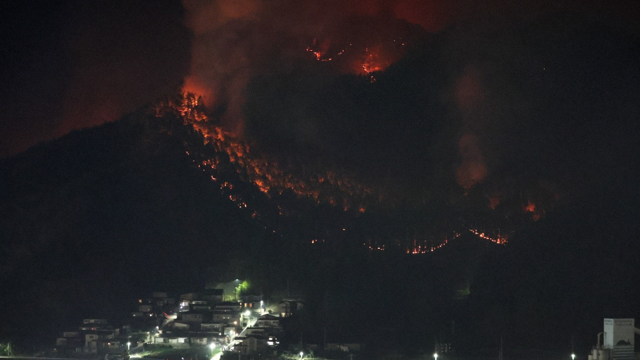 Ocucsi, 2026. április 24.
Erdõtûz lángjai a Japán északkeleti részén fekvõ Ocucsiban 2026. április 23-án.
MTI/EPA/Jiji Press