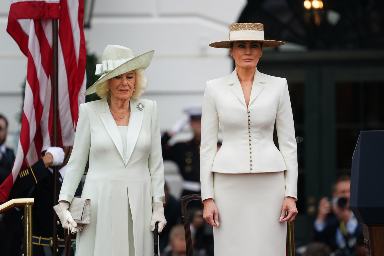 Washington, 2026. április 28.
Kamilla királyné, a négynapos állami látogatáson az Egyesült Államokban tartózkodó III. Károly brit király felesége (b) Melania Trumpnak, az amerikai elnök feleségének társaságában a washingtoni Fehér Ház déli kertjében tartott fogadási ünnepségen 2026. április 28-án.
MTI/EPA/Will Oliver