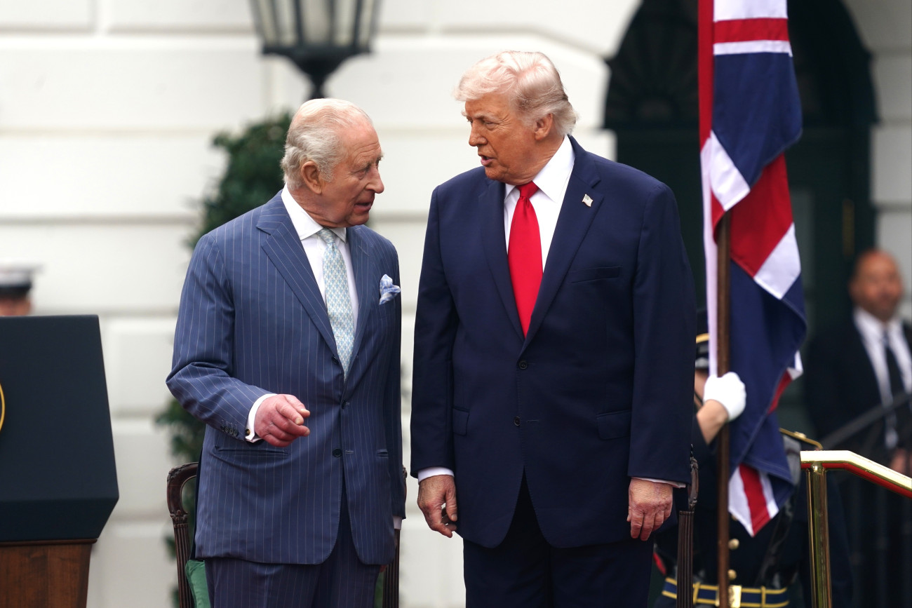 Washington, 2026. április 28.
A négynapos állami látogatáson az Egyesült Államokban tartózkodó III. Károly brit király (b) Donald Trump amerikai elnök társaságában a washingtoni Fehér Ház déli kertjében tartott fogadási ünnepségen 2026. április 28-án.
MTI/EPA/Will Oliver