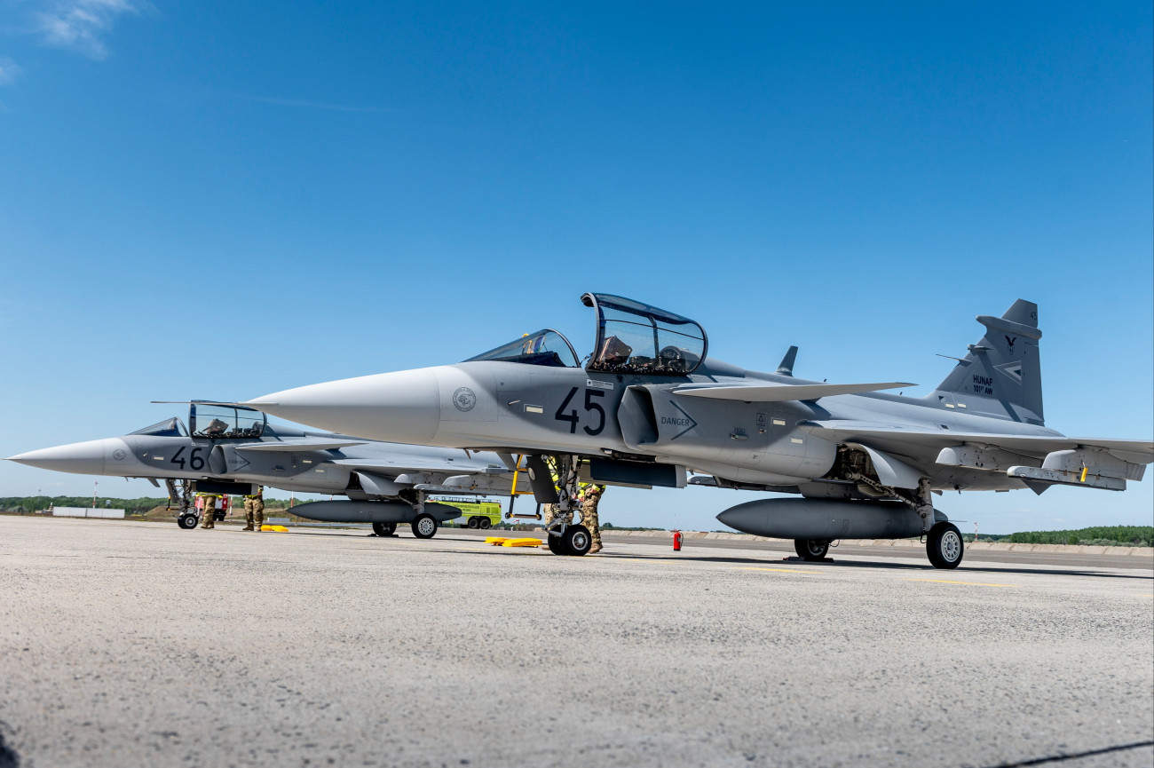 Kecskemét, 2026. április 29.
A Magyar Légierõ két új JAS-39 C Gripen harcászati repülõgépe Kecskeméten, a Magyar Honvédség vitéz Szentgyörgyi Dezsõ 101. Repülõdandár bázisán 2026. április 29-én. A két repülõgéppel a flotta vadászgépeinek száma 16-ra nõtt.
MTI/Ujvári Sándor